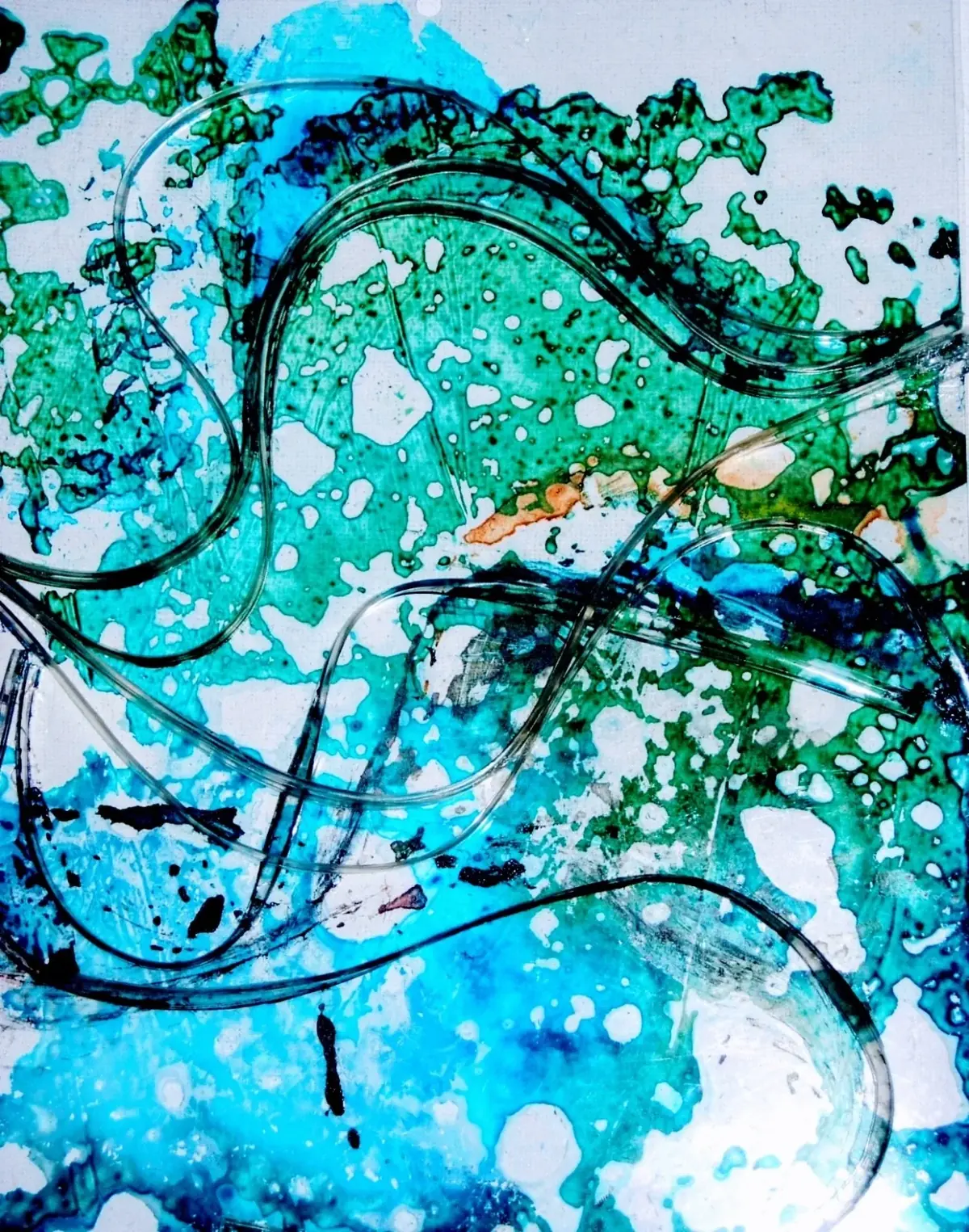 Obra abstracta en verdes y azules con trazos ondulados