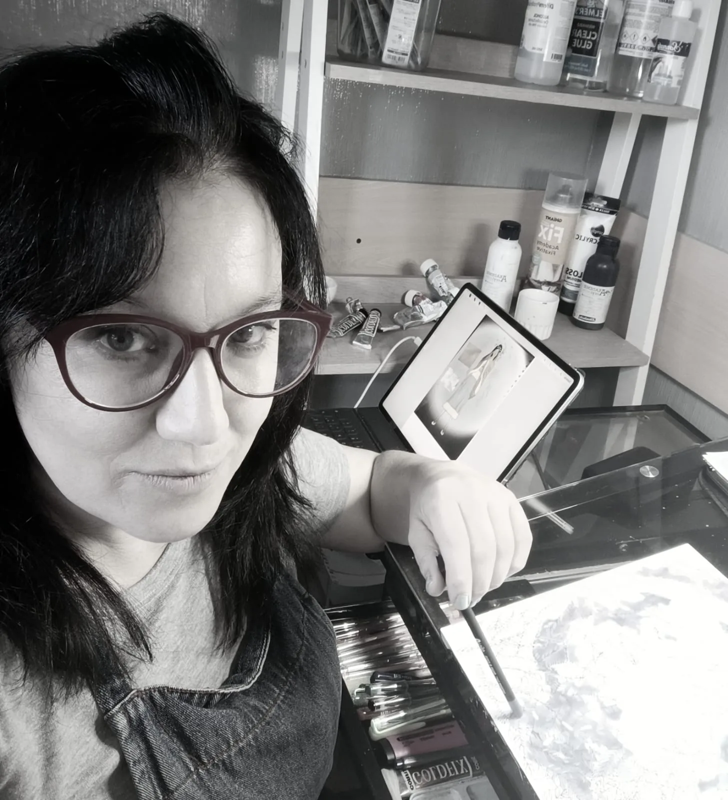Karina Segovia en su taller, junto a una tableta y una mesa de luz