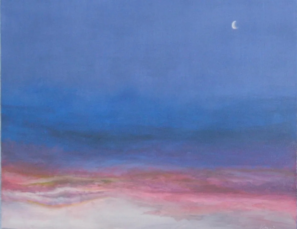 Marina al atardecer en tonos rosados y azules con una luna creciente
